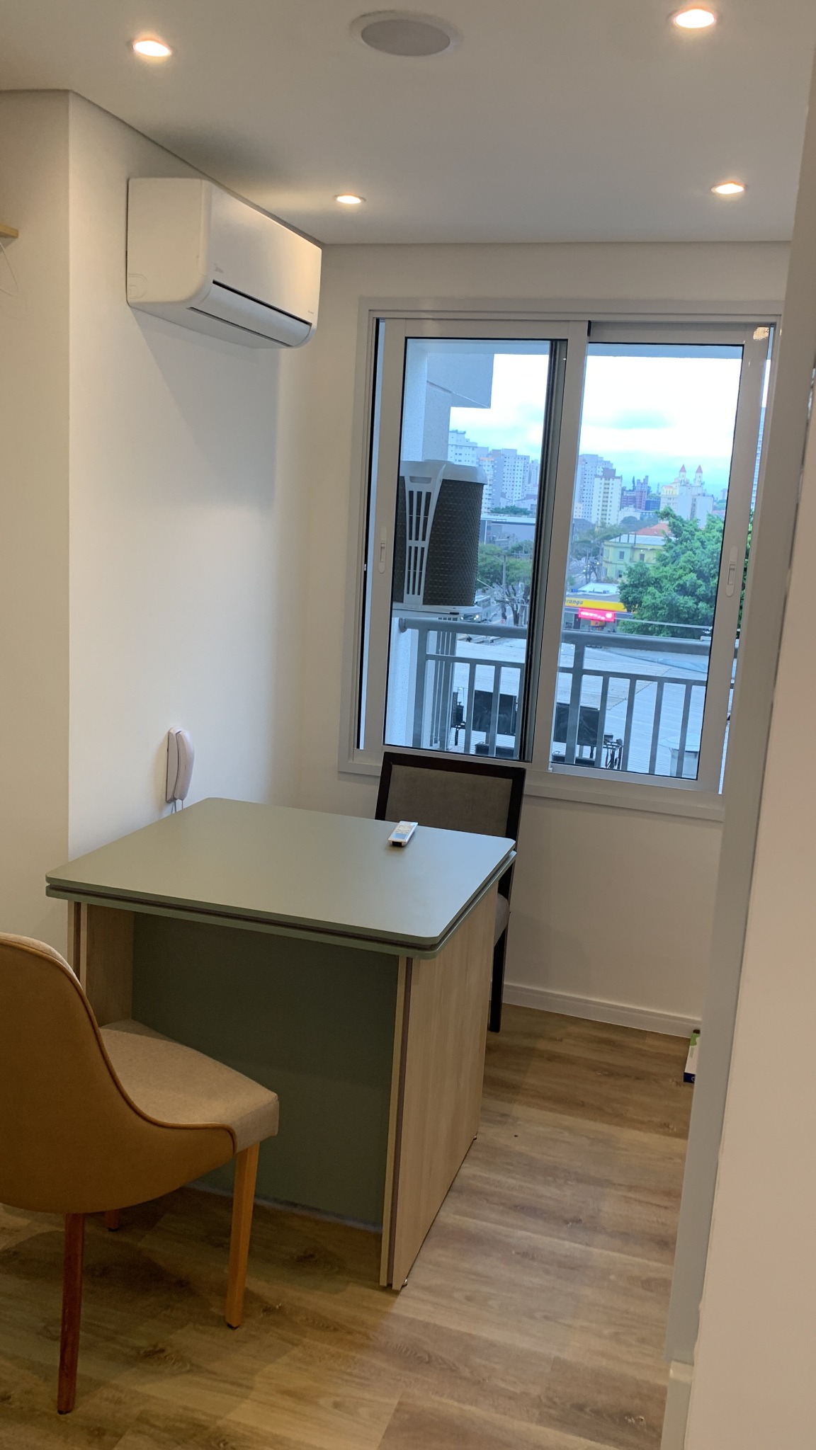 Sala de atendimento da Nutrida com mesa, cadeira e vista para o Tatuapé